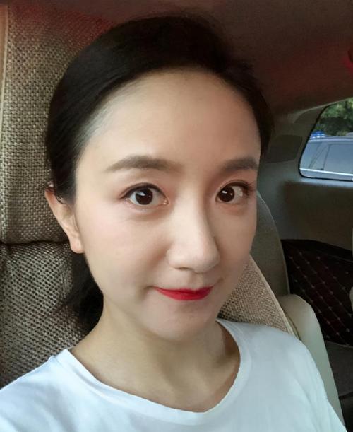 36岁李倩近照曝光,事业有成躲过"中年危机",家庭美满惹人羡