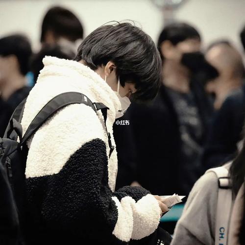 是走机场还要挂牌牌的可爱男童呀#刘耀文_刘耀文_娱乐