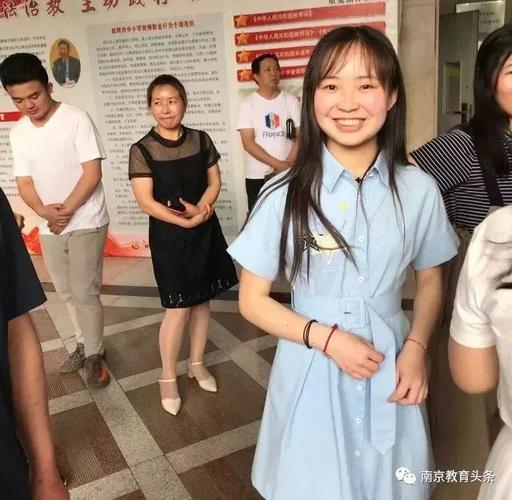 徐梦涵走红地毯↓美丽的女孩徐梦涵,来自丹阳,是南京市聋人学校