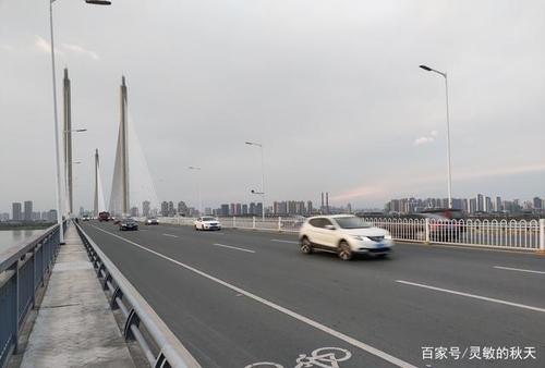 湖北省襄阳市:卧龙大桥人行道冒险