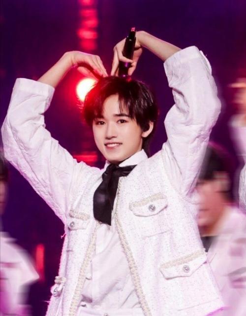 宋亚轩花式比心谁能拒绝这样可爱元气满满的芽芽呢