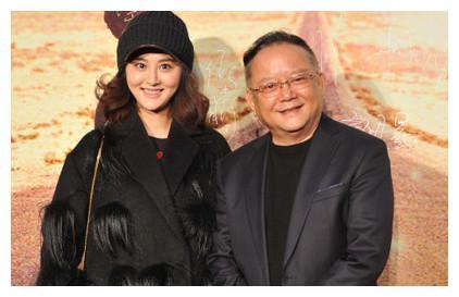他的第二任老婆是著名歌唱家成方圆,两人是在拍戏的时候相识相恋