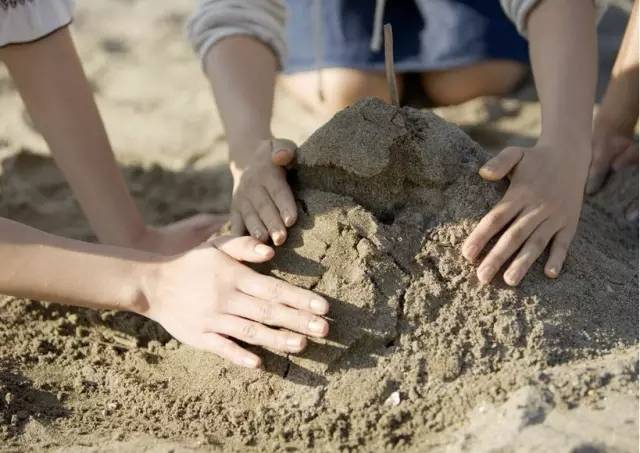 沙雕节上采用的是天然环保的沙子,孩子们可以肆意的在沙滩上玩耍