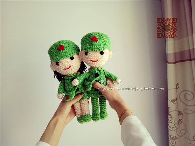 v家手工坊 军人情侣玩偶毛线手工编织diy礼品 结婚玩偶