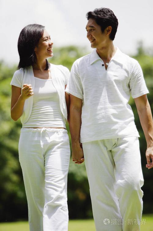 在公园散步的情侣