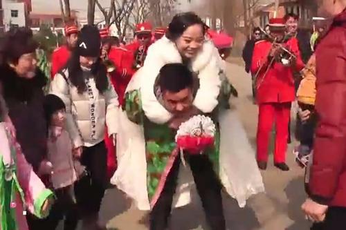 湖北咸宁嘉鱼农村结婚习俗:为什么不是新郎背新娘回家呢?