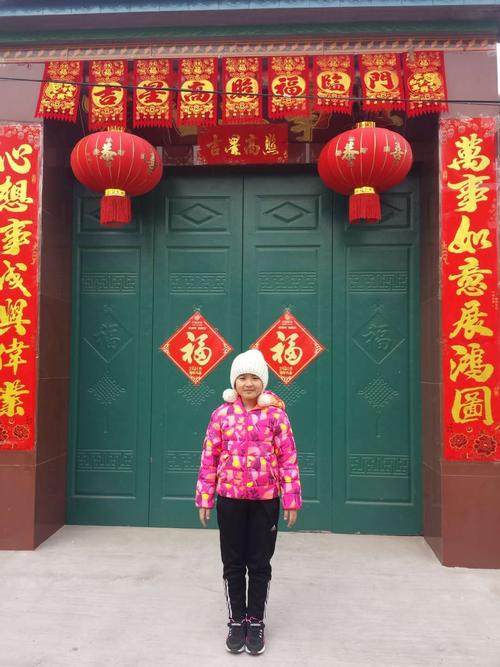 过年了,穿上漂亮的花衣非常喜庆,家家户户贴春联挂红灯笼,辞旧迎新