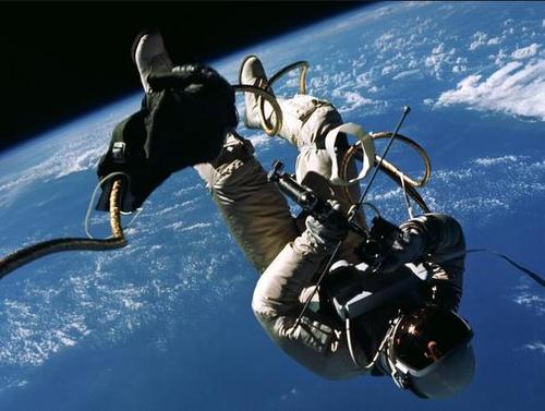 航天员从太空回来后,为啥都是坐在椅子上被抬出来?这