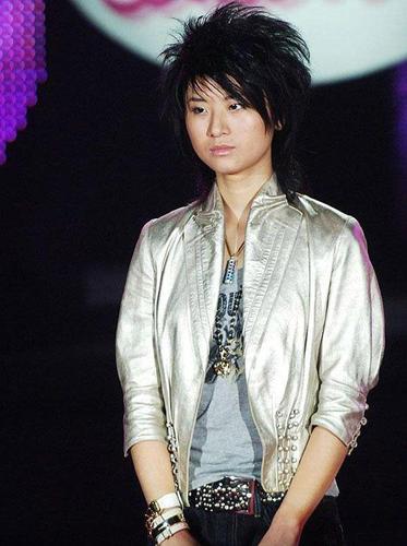 王者归来尚雯婕黑白look简约不失气场短八字刘海清爽个性