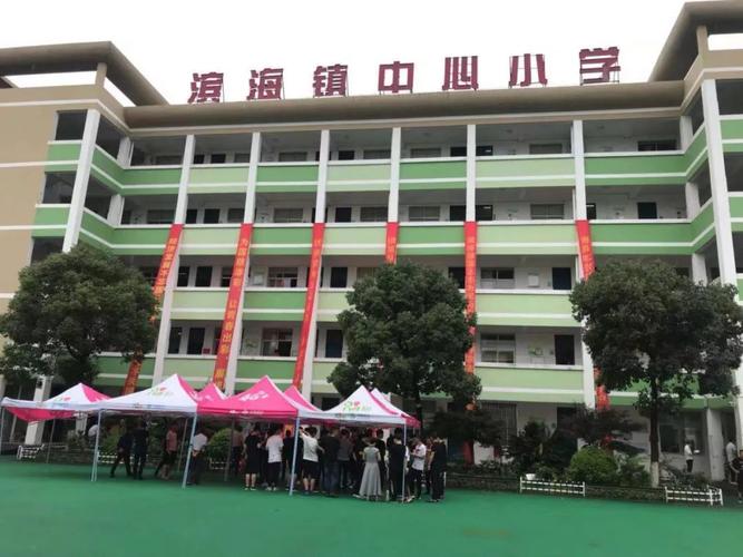 7月4日上午7点,滨海镇2019年征兵目测初检工作在滨海中心小学目测点