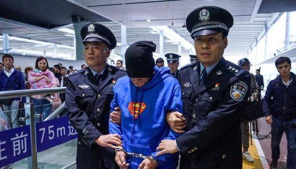 《潜伏》剧中的真实潜伏,其中一演员竟是警方追了十