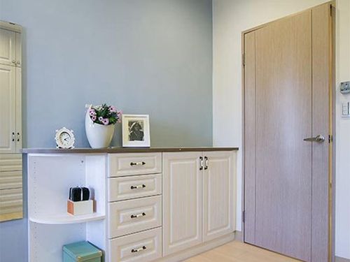 房间入口订制半高矮柜,扩充生活用品的收纳区,也成为生活展示平台