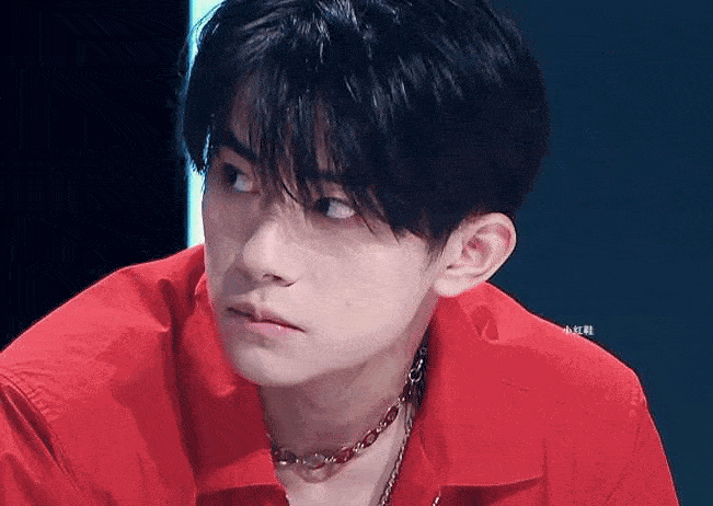 粉丝剪辑易烊千玺节目动图 再现一波眼神杀