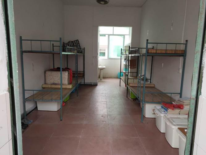 上犹三中全体教师携手校园清洁