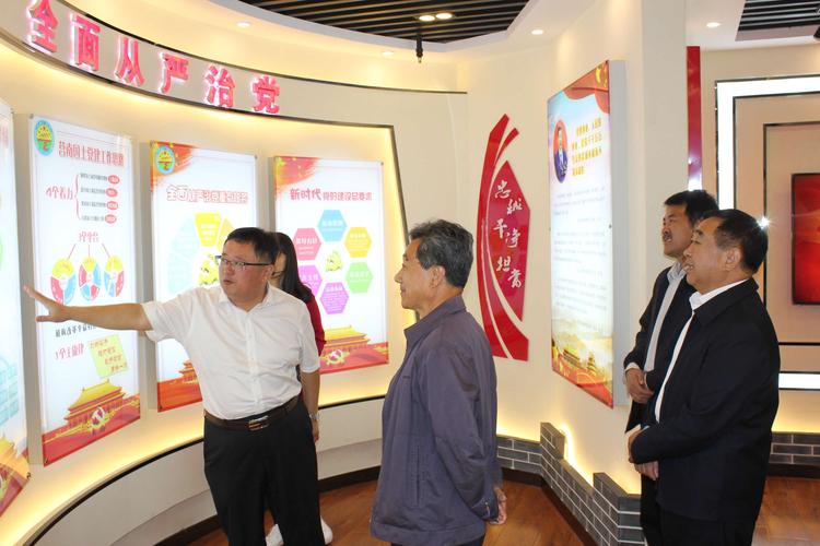 县慈善总会会长,原县政协主席李学谦一行观摩"红都沃土"党建阵地.