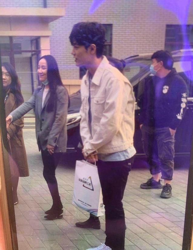 不过网上也一直有人在曝肖战的路透图,其中还有一张疑似肖战去