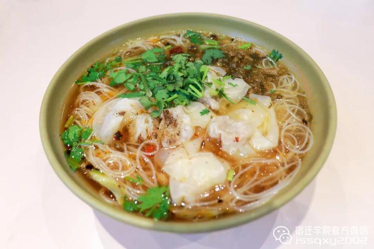 去馄饨米粉的窗口前看看 馄饨可都是阿姨现包的