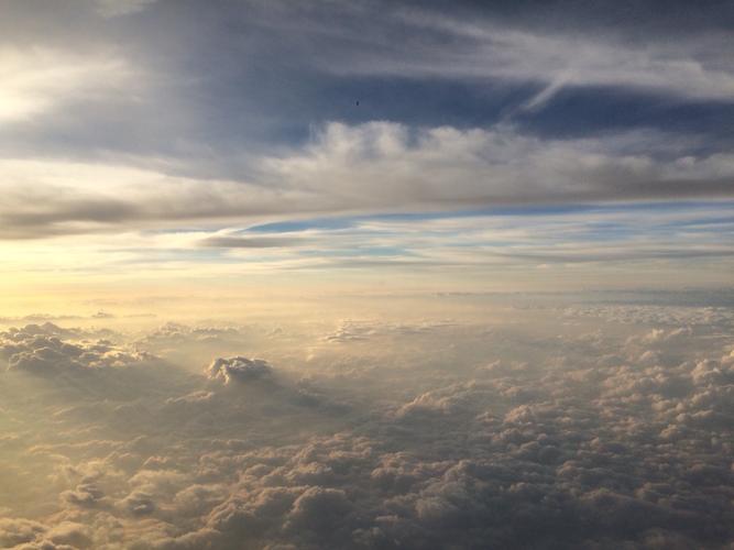 在飞机上看的日出