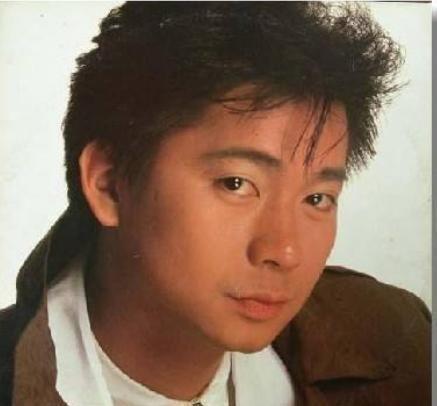 当年他是香港的最火的男歌手之一,却因说错话让自己事业一落千丈