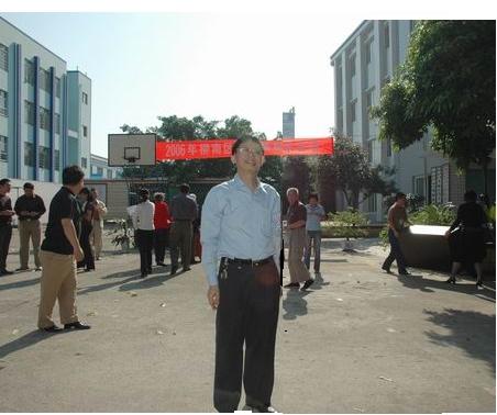 叶更生,男,我校1981届物理教育专业毕业生,现任武宣县中学校长,党总支