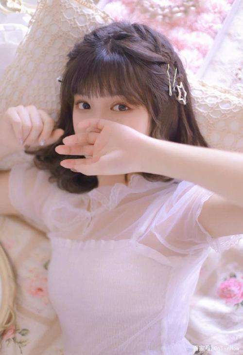 可爱萌妹子皮肤白皙身材苗条居家写真