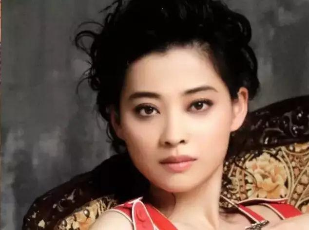 一个是如日中天的女明星