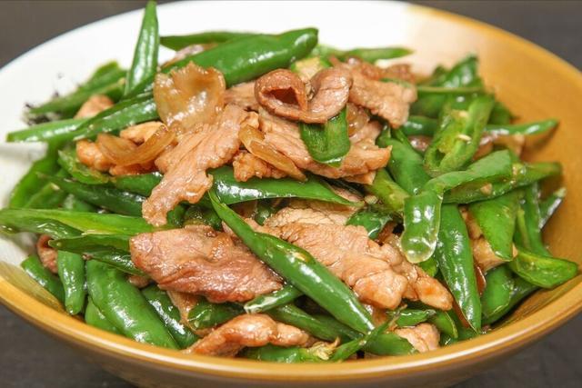 正宗辣椒炒肉先炒辣椒还是肉记住正确顺序辣椒入味肉片焦香