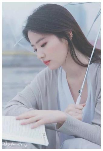 刘亦菲撑雨伞写真照曝光,天仙文艺范十足,颜值让人叹服