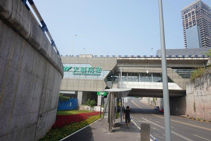 六号线的大剧院站下车!