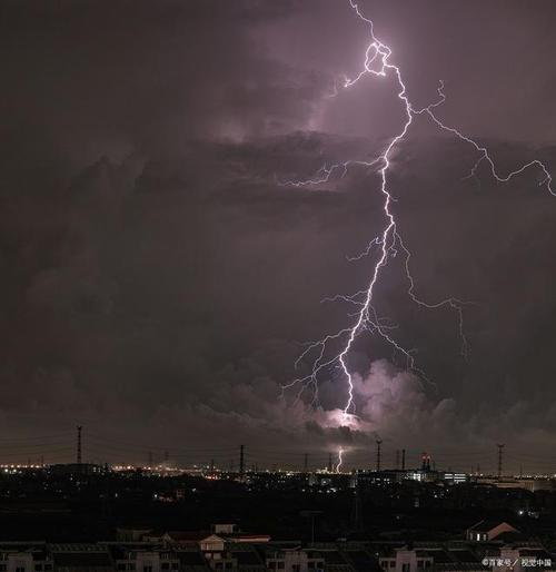 二十四节气之春分,燕子从南方飞回,下雨时也会伴随着打雷和闪电