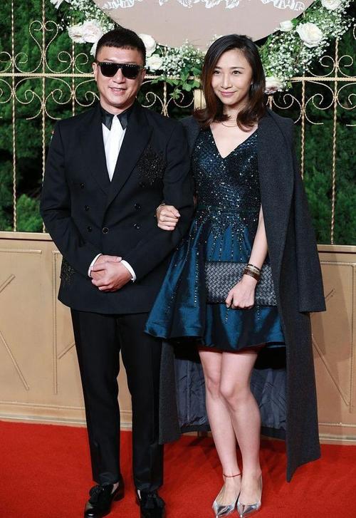 王骏迪为了迎合孙红雷的年纪还是挺拼的一身亮片造型有点显老