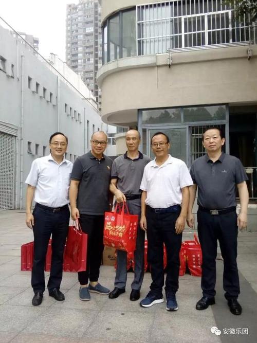 酷暑送清凉关爱到乐团
