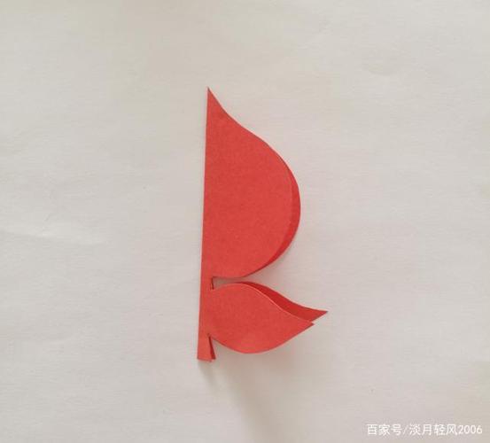 见下图 对折,如下图所示 画出下图所示半个桃子的形状 沿画的线条剪