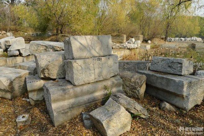 跳过这几个桥墩子,就是"方壶胜境"的主建筑迎薰亭的遗址,也是景观最