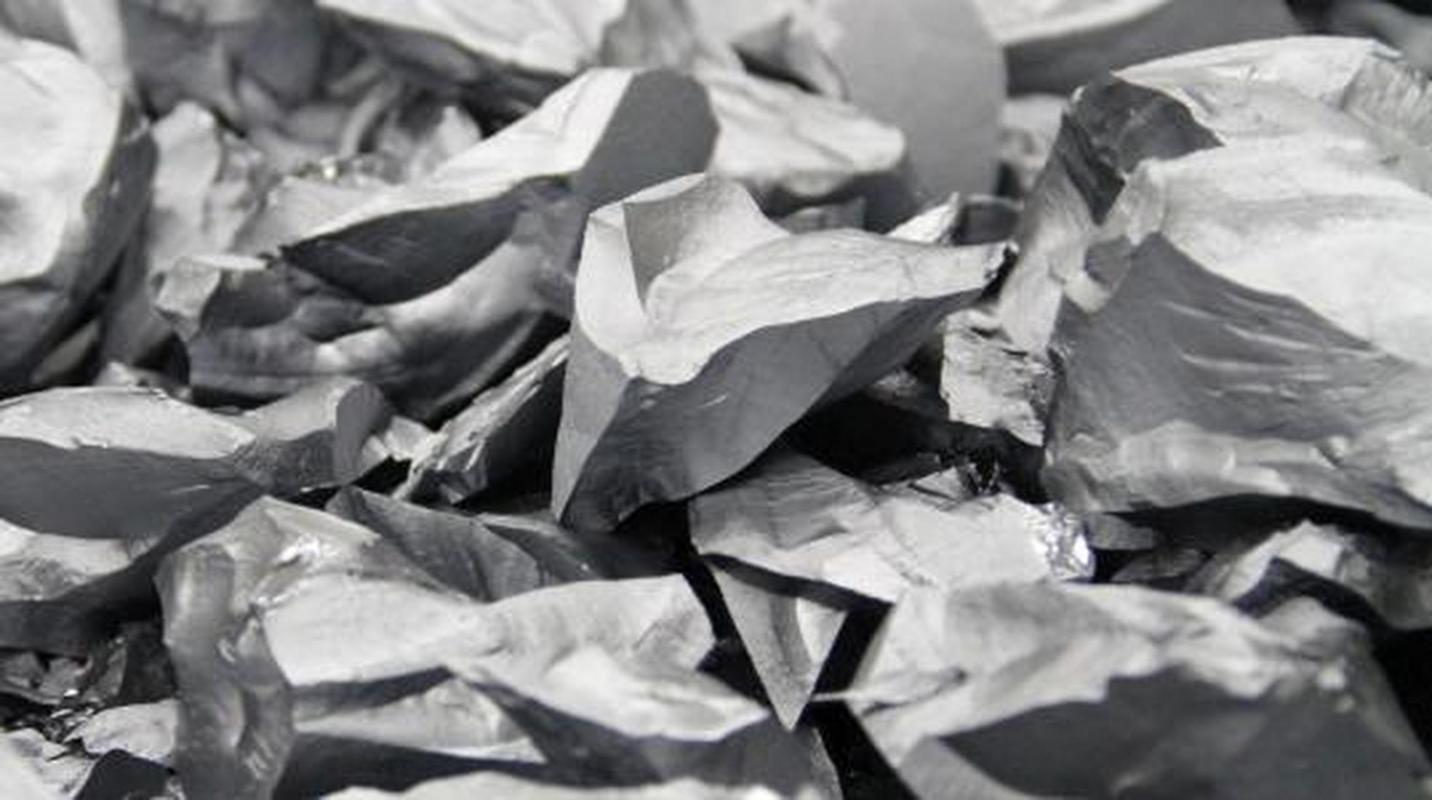 熔融的单质硅在过冷条件下凝固时,硅原子以金刚石晶格形态排列成许多