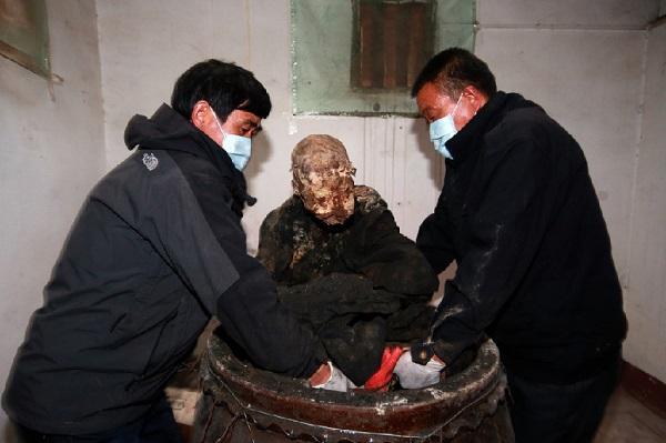 94岁中国高僧逝世后进行「坐缸仪式」摆进大缸里,没想到3年后开缸时