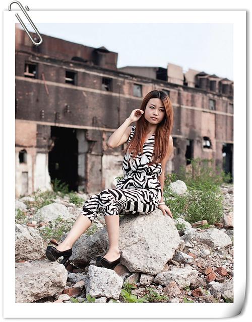 轧一钢厂废墟上的美女