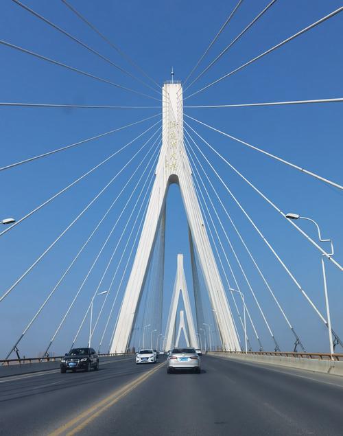 从岳阳市出发,驶过洞庭湖大桥就到达君山岛