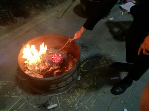 也带走了烧纸人随地烧纸的歉意.