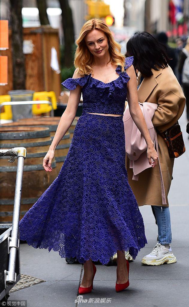 组图:海瑟·格拉汉姆穿蕾丝裙小秀香肩 微微旋转散发知性女人味