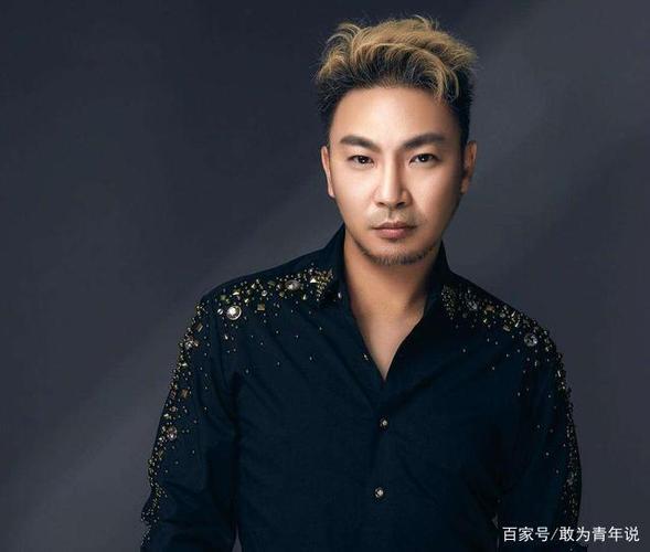 1998年,歌星陈少华被伴舞砍下巴毁容缝130针,如今靠卖