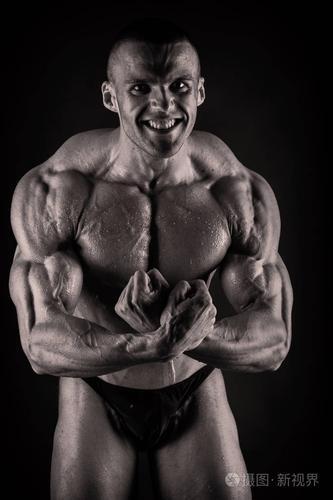 健美运动员表现出他的背部和二头肌肌肉, 个人 fitnes
