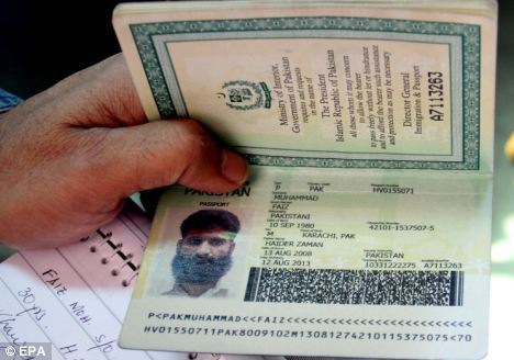 巴基斯坦机场乘客因鞋内藏电路元件被拘(组图)