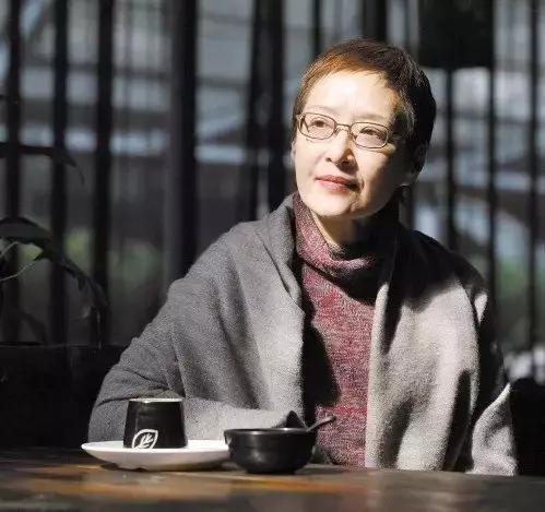 42岁时,胡因梦未婚生下女儿胡洁生,一直独自抚养,拒绝再次走入婚姻.