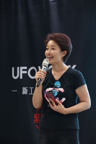 河南省演讲与口才学会副秘书长丁瑜老师匆匆从外地赶来,带着行李箱,陪