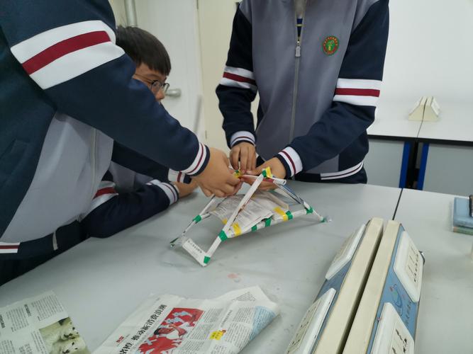 柔性材料的力量之美 活动要求: 1,用报纸搭造一座桥,桥的形状,结构