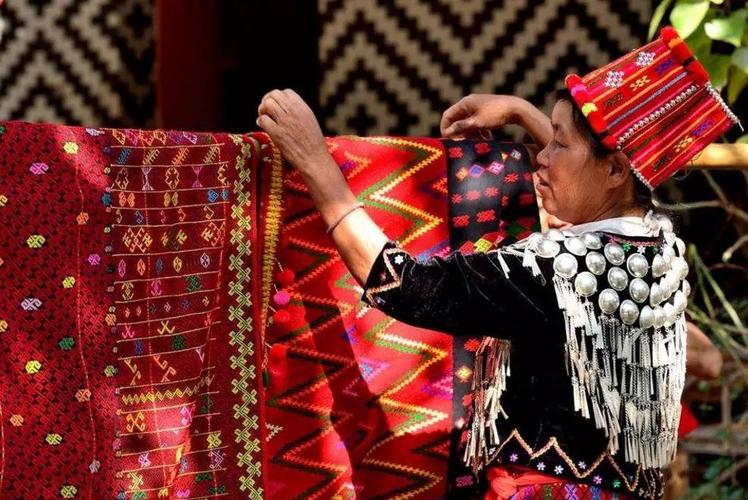 景颇族织锦花纹图案是一部结构宏大语言文字瑰丽的史诗,景颇族古社会