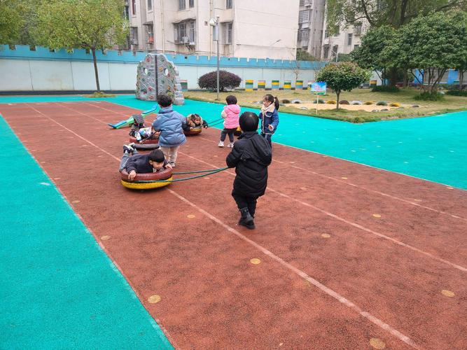 辰阳街道公办幼儿园大一班户外活动《好玩的轮胎车》