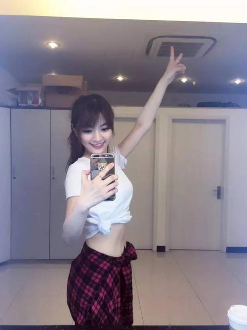 【大事件】当红z姓小鲜肉闯入女主播的更衣室!