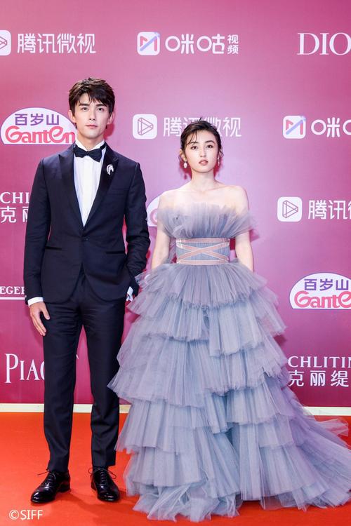 少年组!吴磊张子枫携手亮相红毯 青春气息满溢